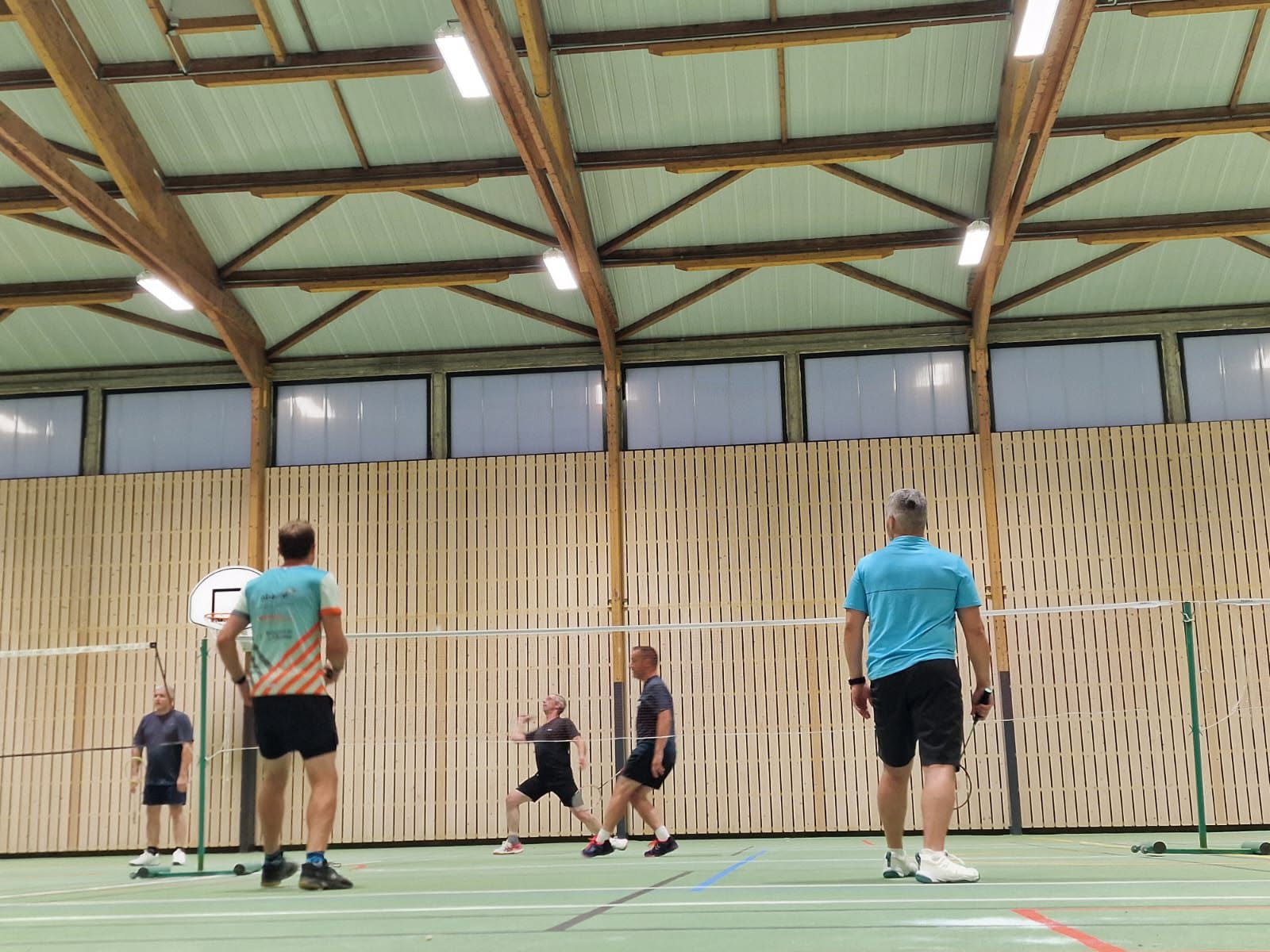 Des joueurs de badminton réunis sur les terrains du club
